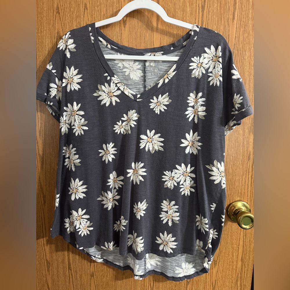 Maurices Grey Daisy Print V-Neck Tee